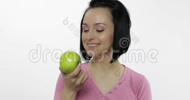 年轻的女人吃苹果说。 女孩先<strong>咬一口</strong>然后说想<strong>咬</strong>